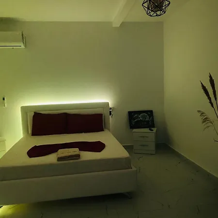 דירה White And Camping Drymades