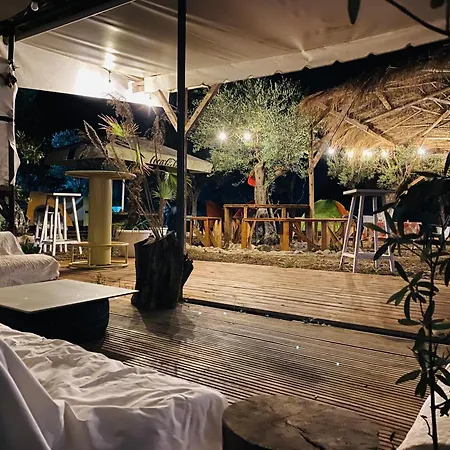 Апартаменты White And Camping Drymades