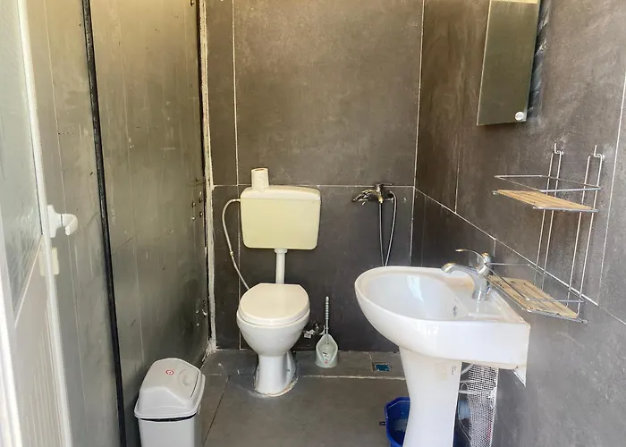 White And Camping Drymades Apartament